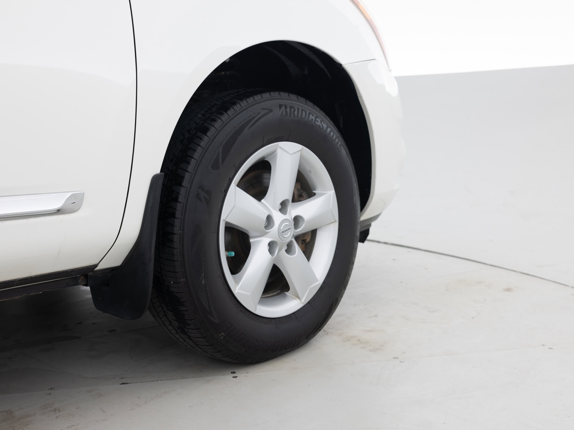 Used White Nissan Rogue-12 for Sale