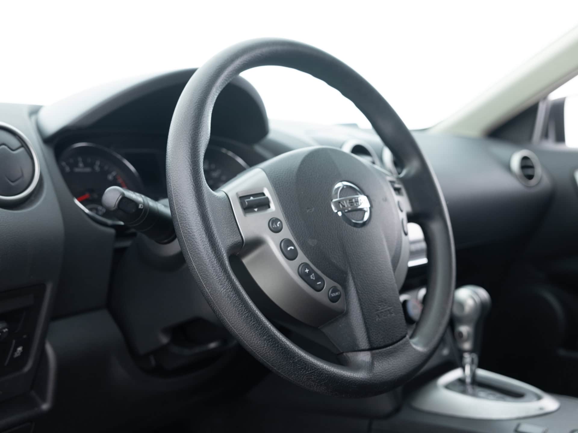 Used White Nissan Rogue-15 for Sale