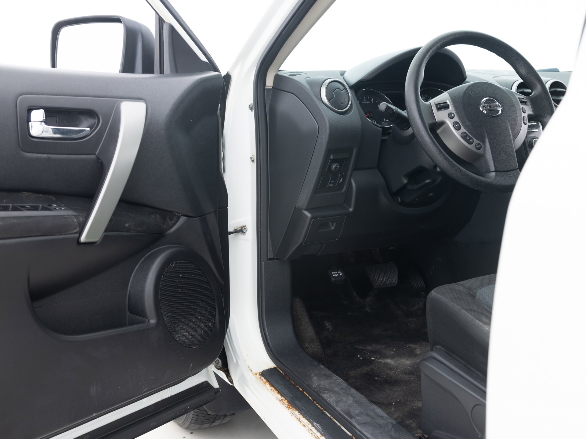Used White Nissan Rogue-16 for Sale