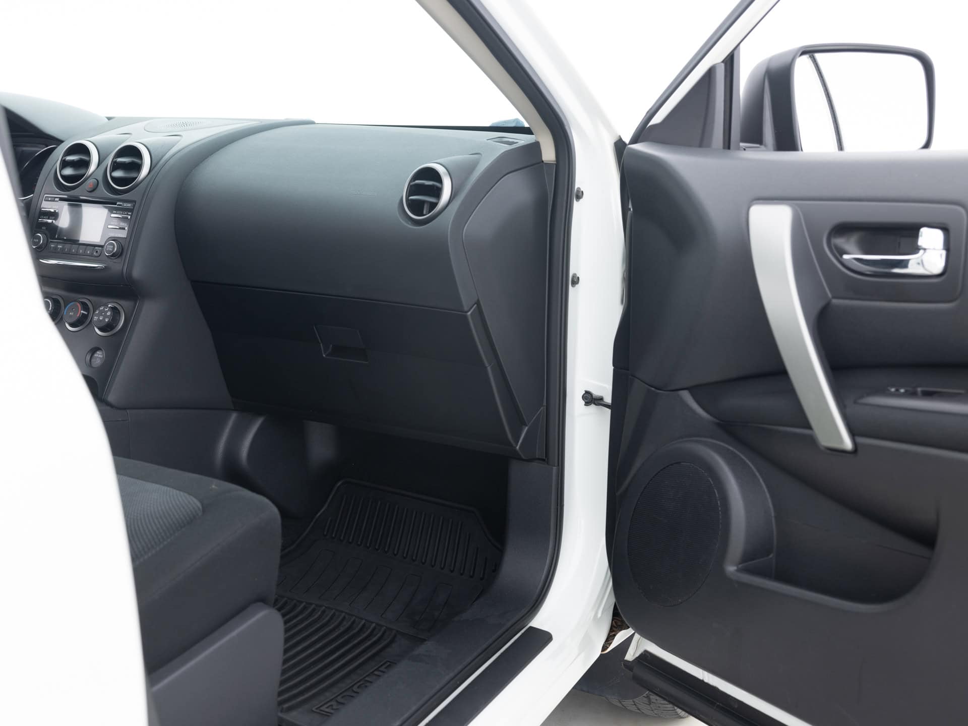 Used White Nissan Rogue-20 for Sale