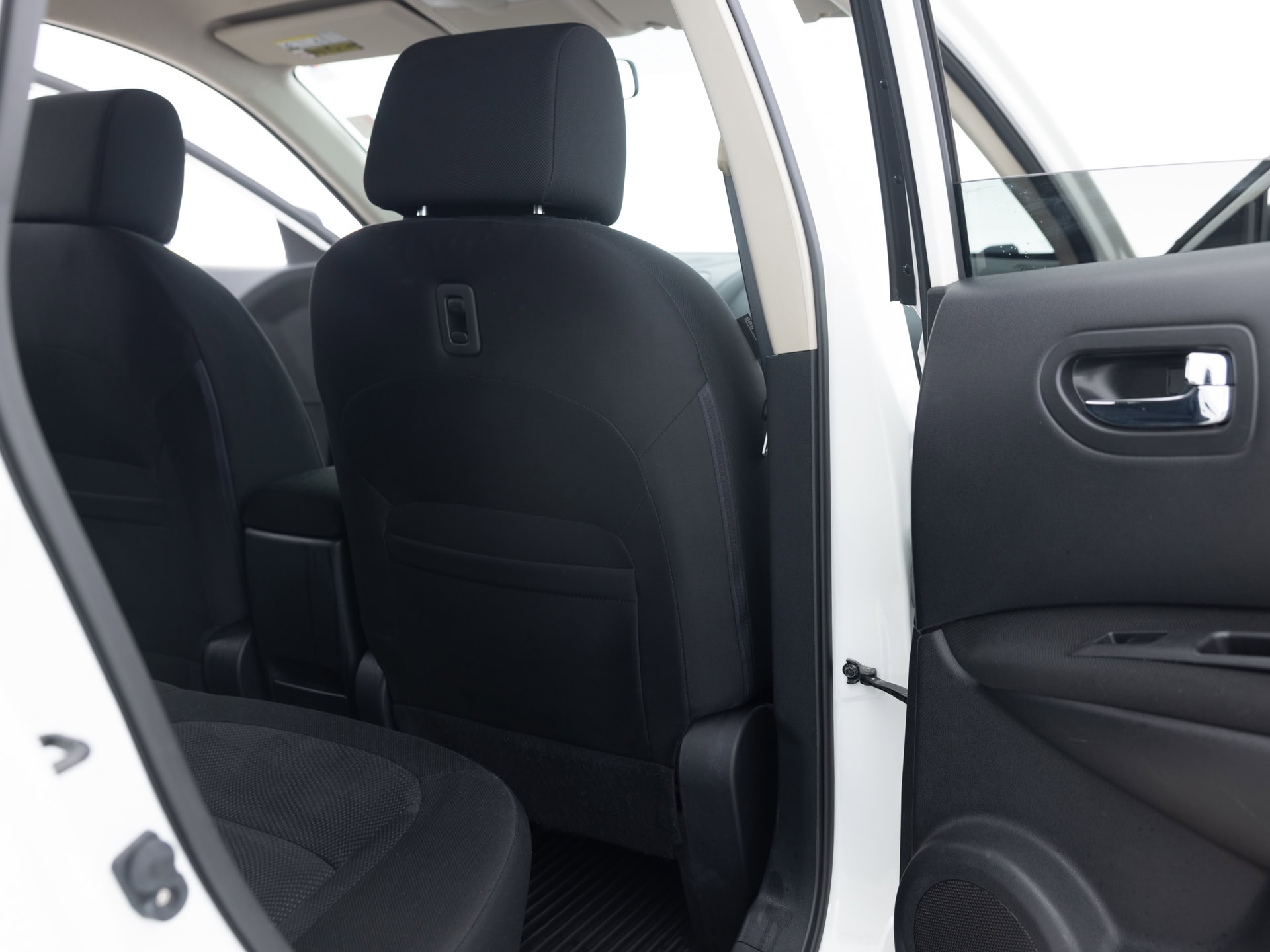 Used White Nissan Rogue-22 for Sale