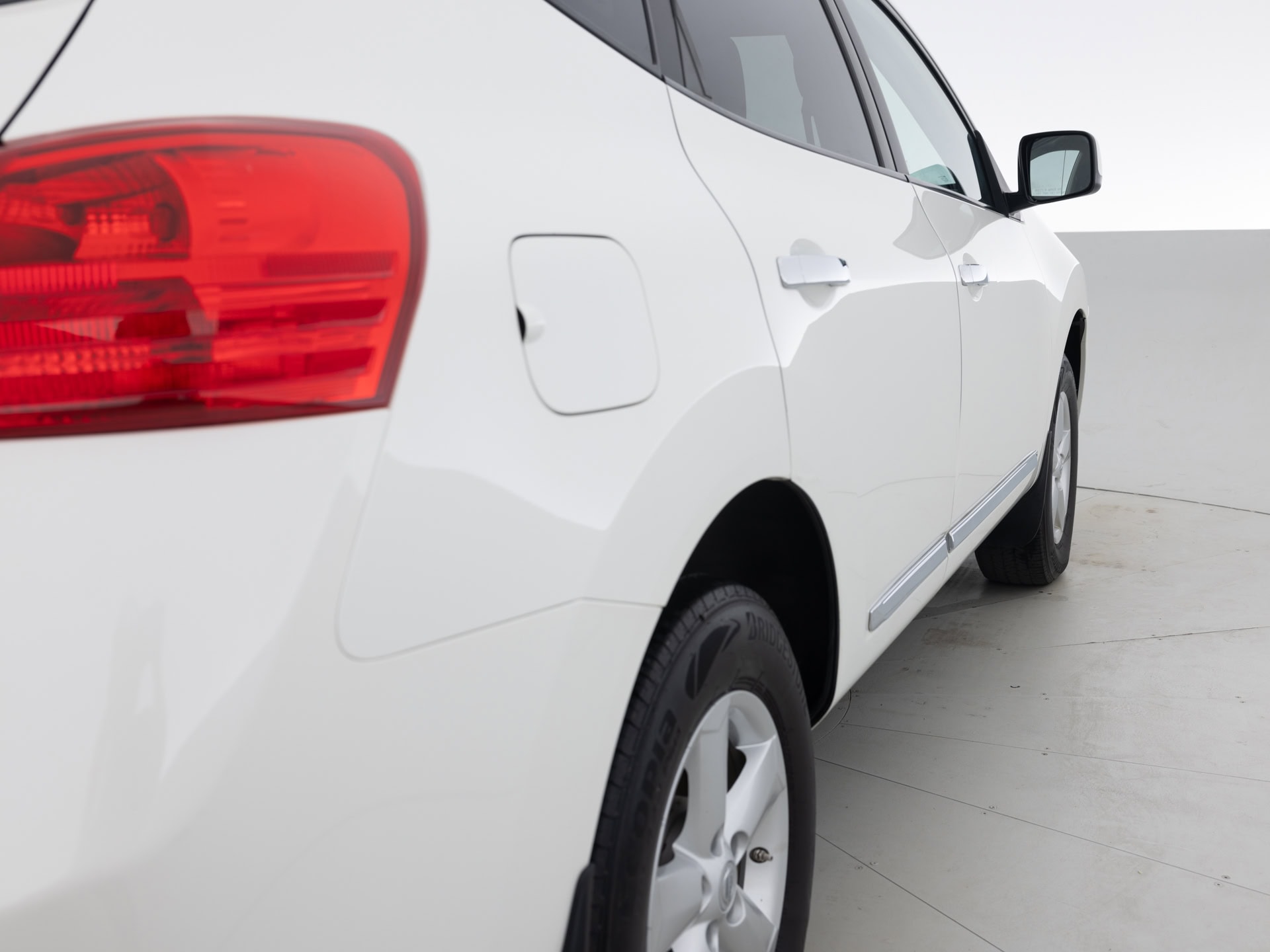 Used White Nissan Rogue-5 for Sale