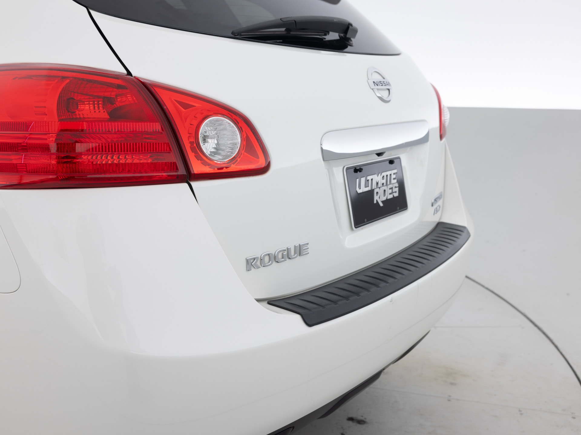 Used White Nissan Rogue-8 for Sale