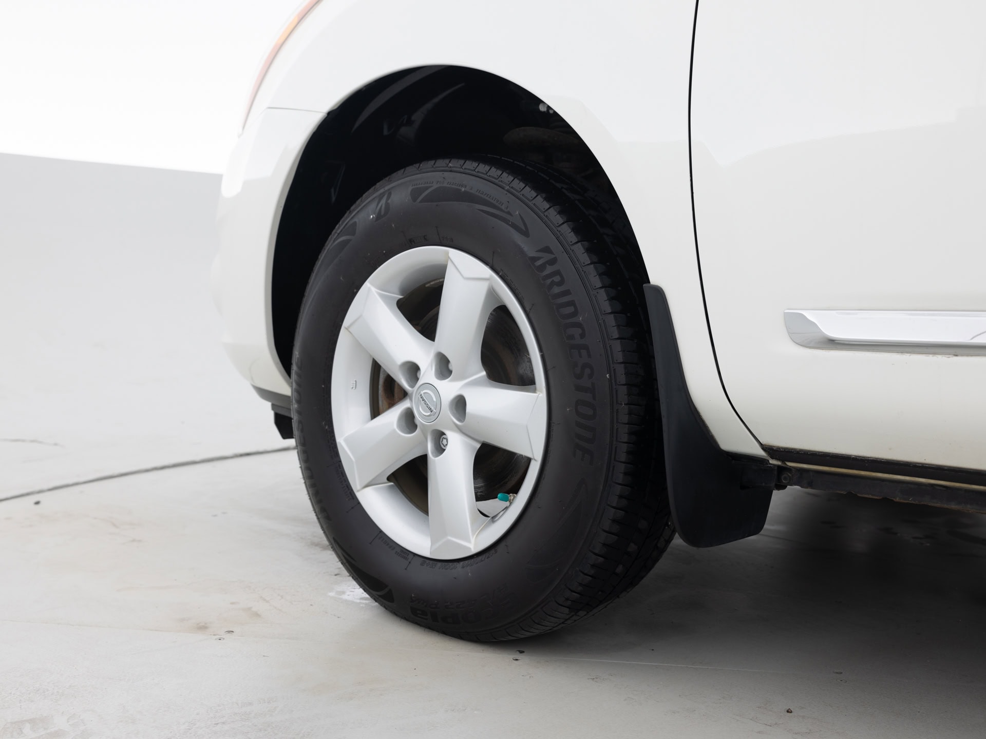 Used White Nissan Rogue-9 for Sale