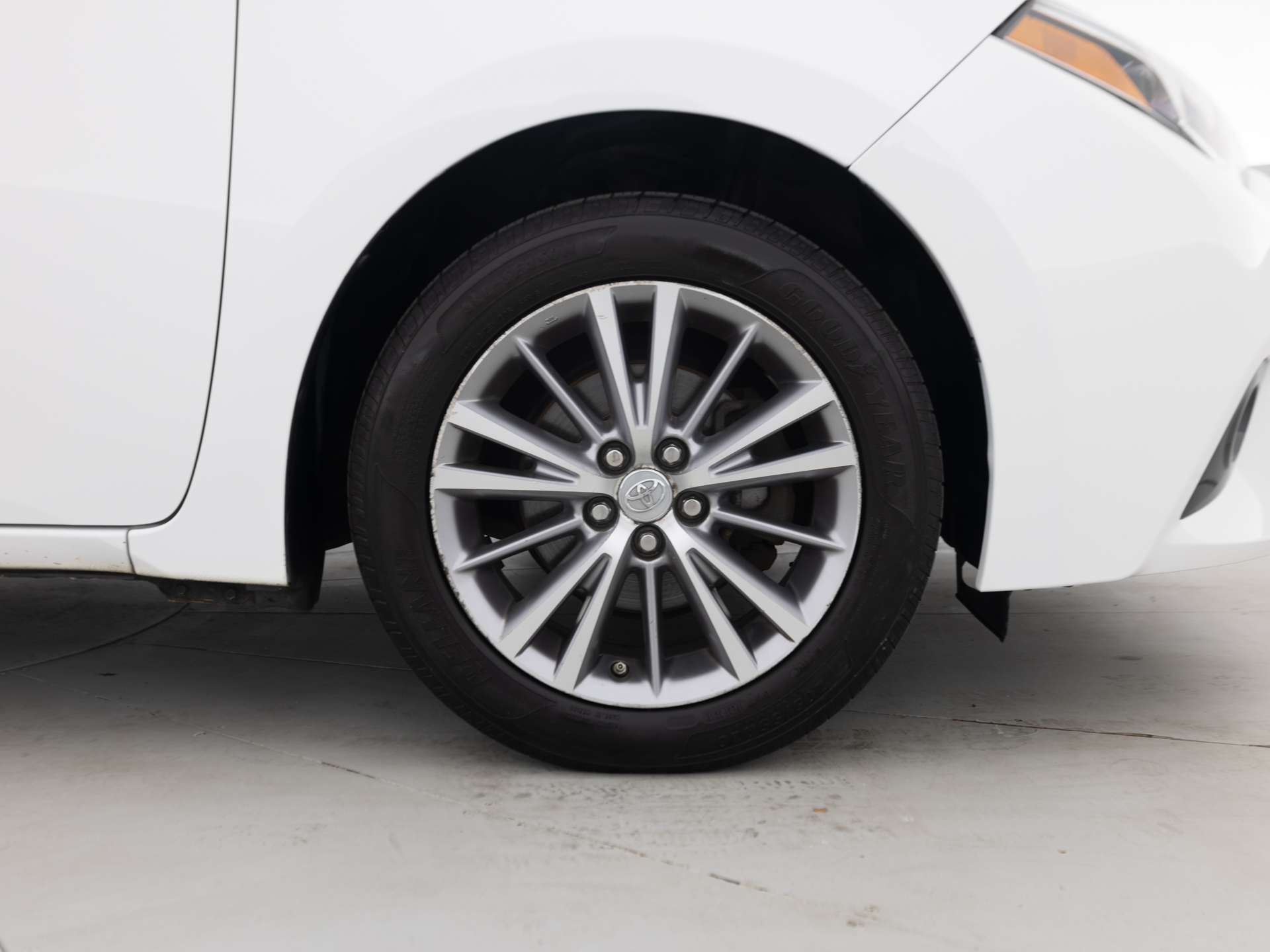 Used White Toyota Corolla LE-11 for Sale
