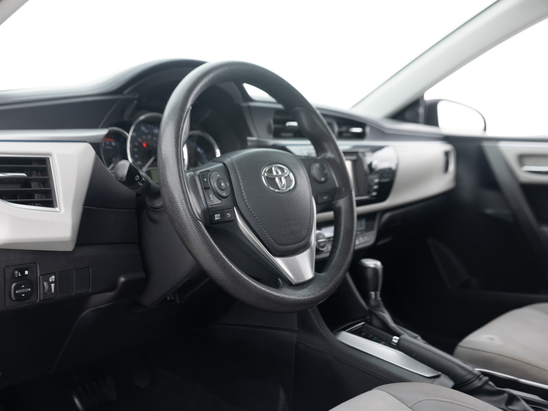 Used White Toyota Corolla LE-15 for Sale