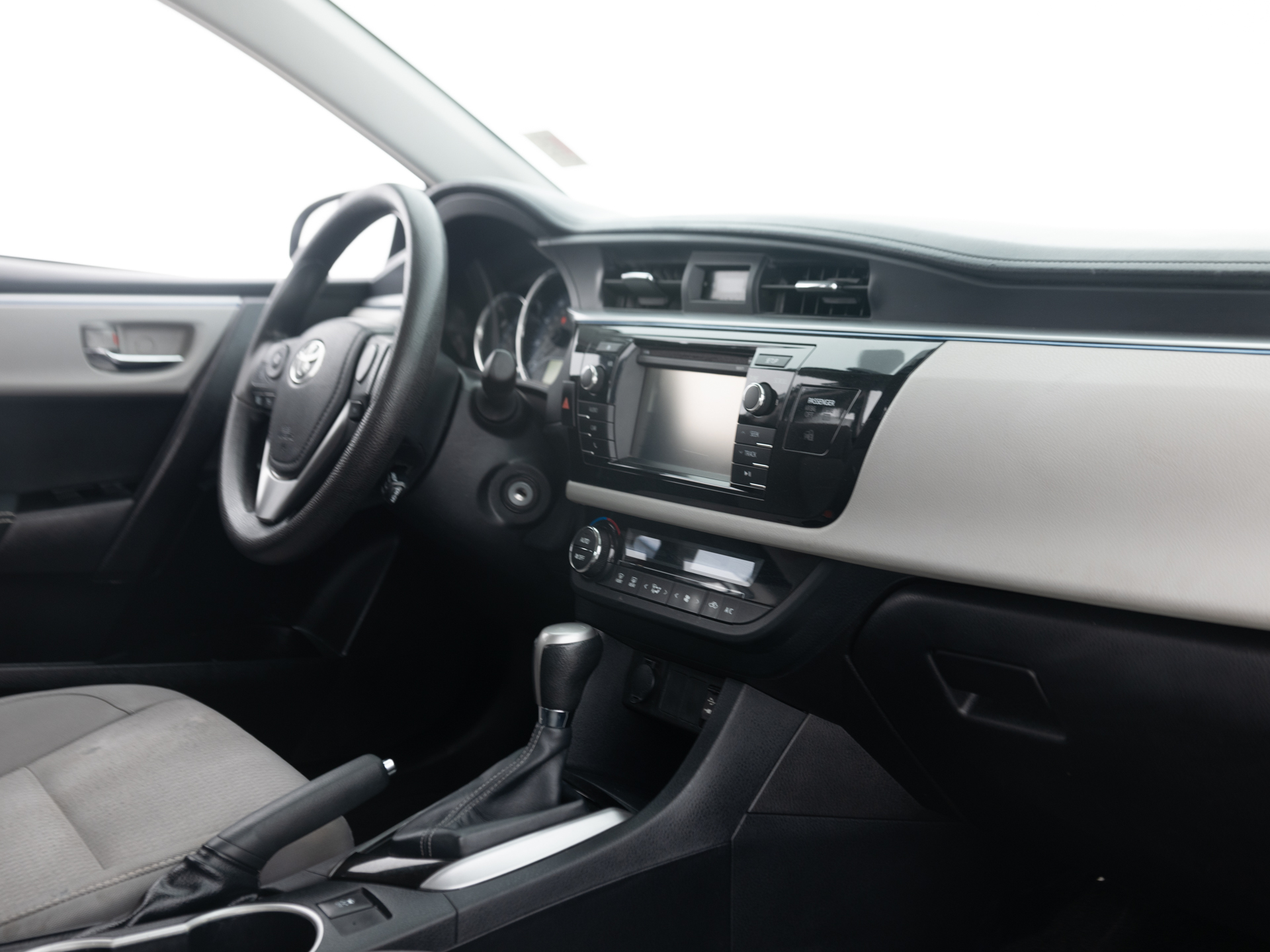 Used White Toyota Corolla LE-19 for Sale