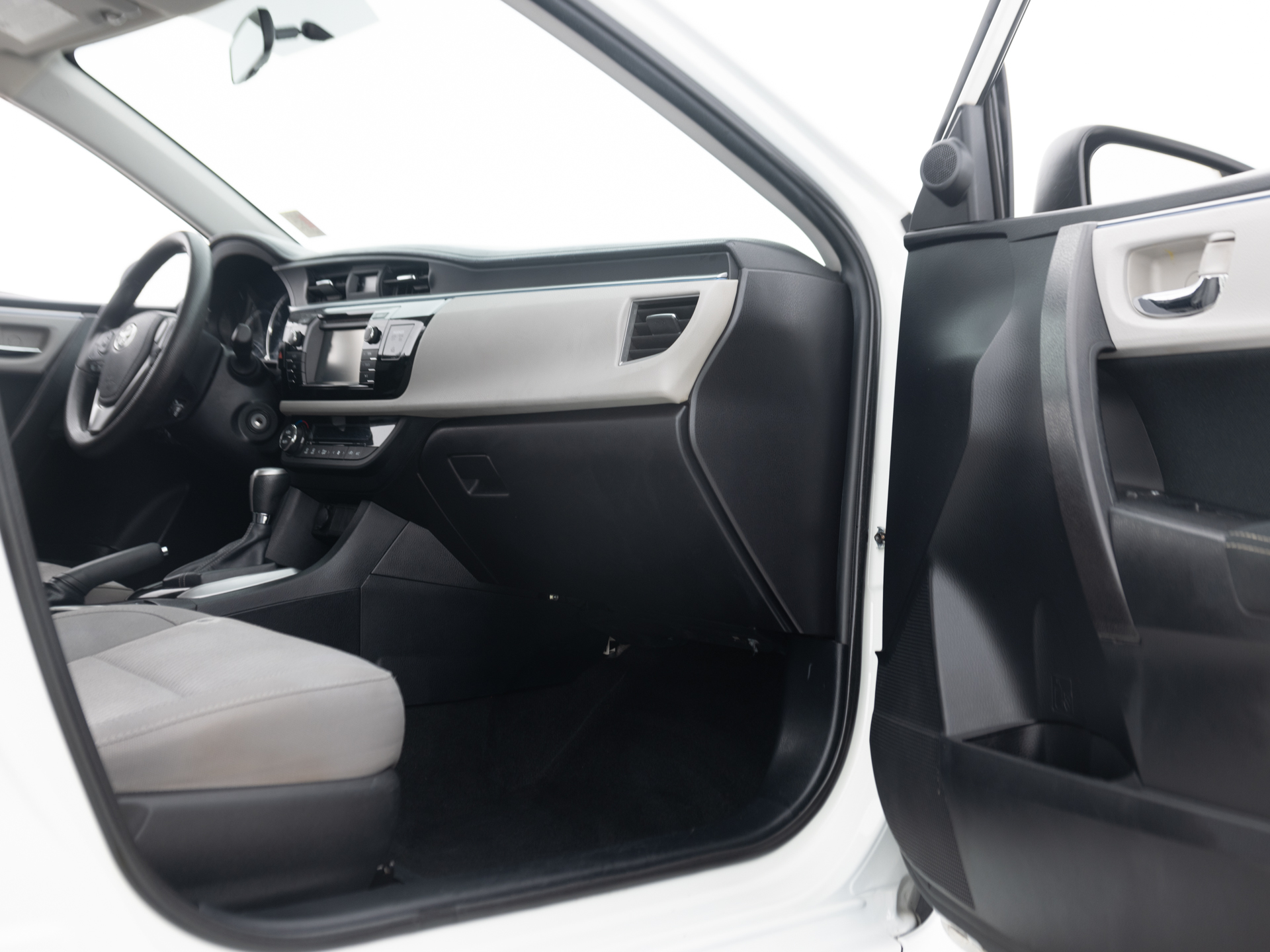 Used White Toyota Corolla LE-20 for Sale