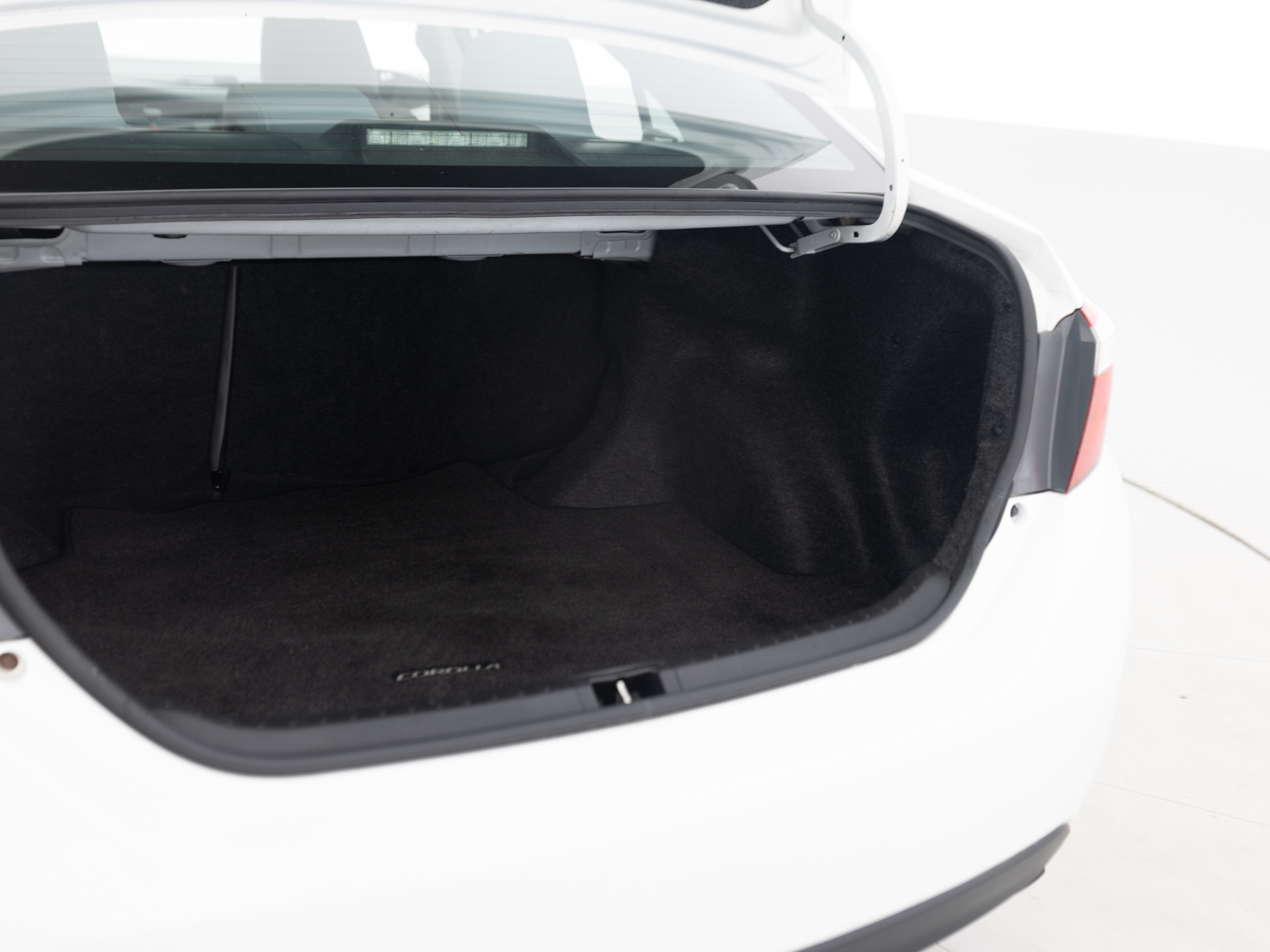 Used White Toyota Corolla LE-30 for Sale