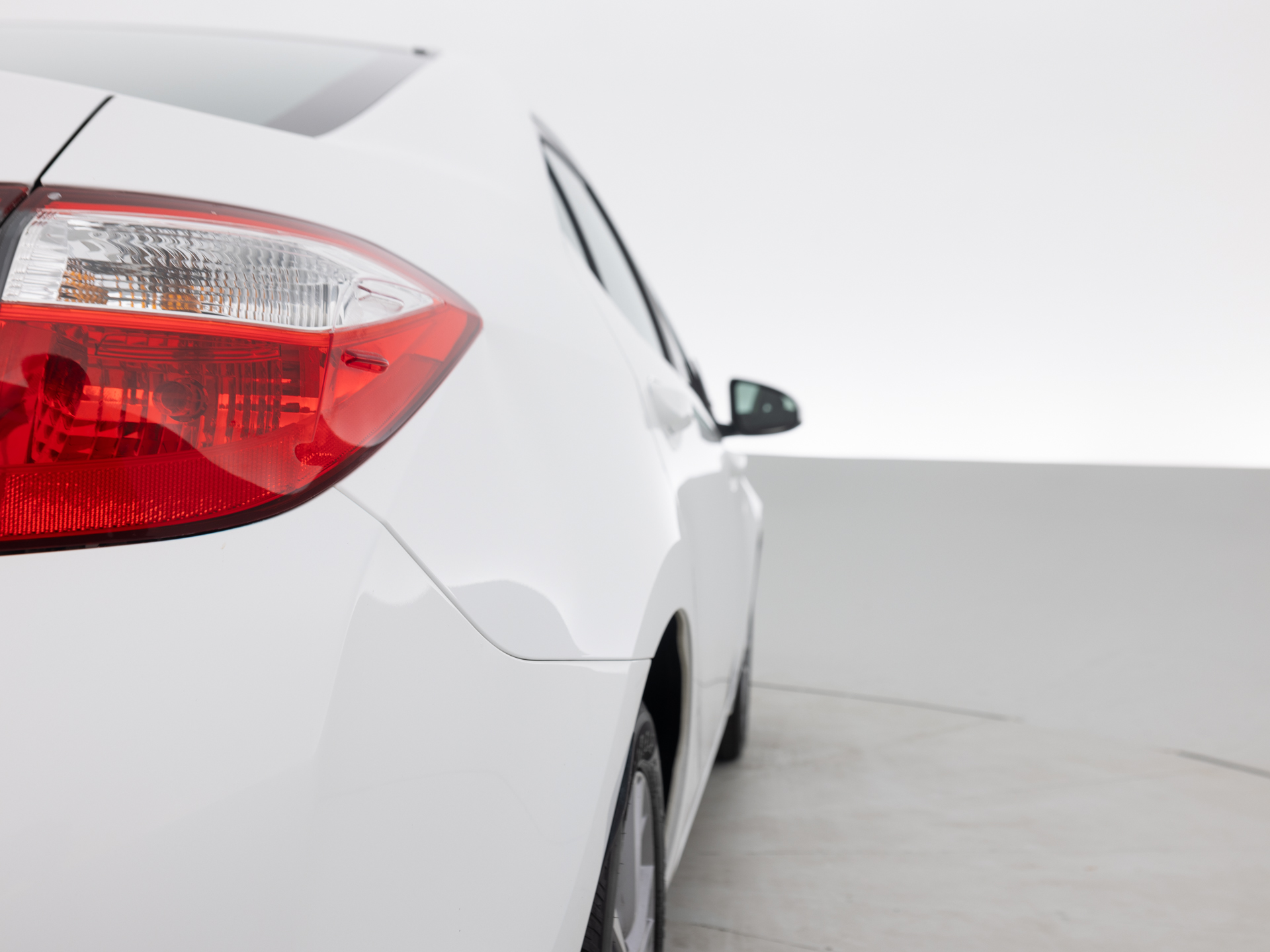 Used White Toyota Corolla LE-5 for Sale