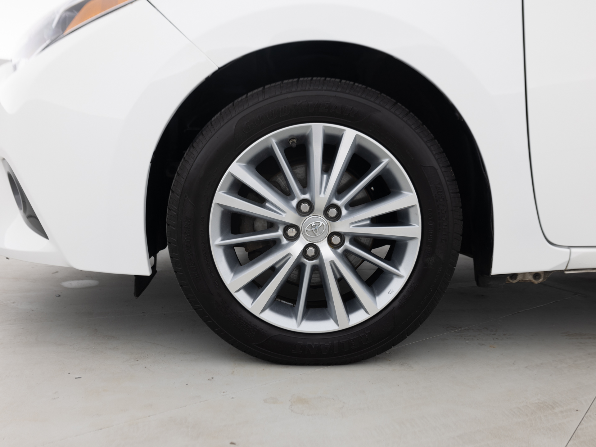 Used White Toyota Corolla LE-9 for Sale