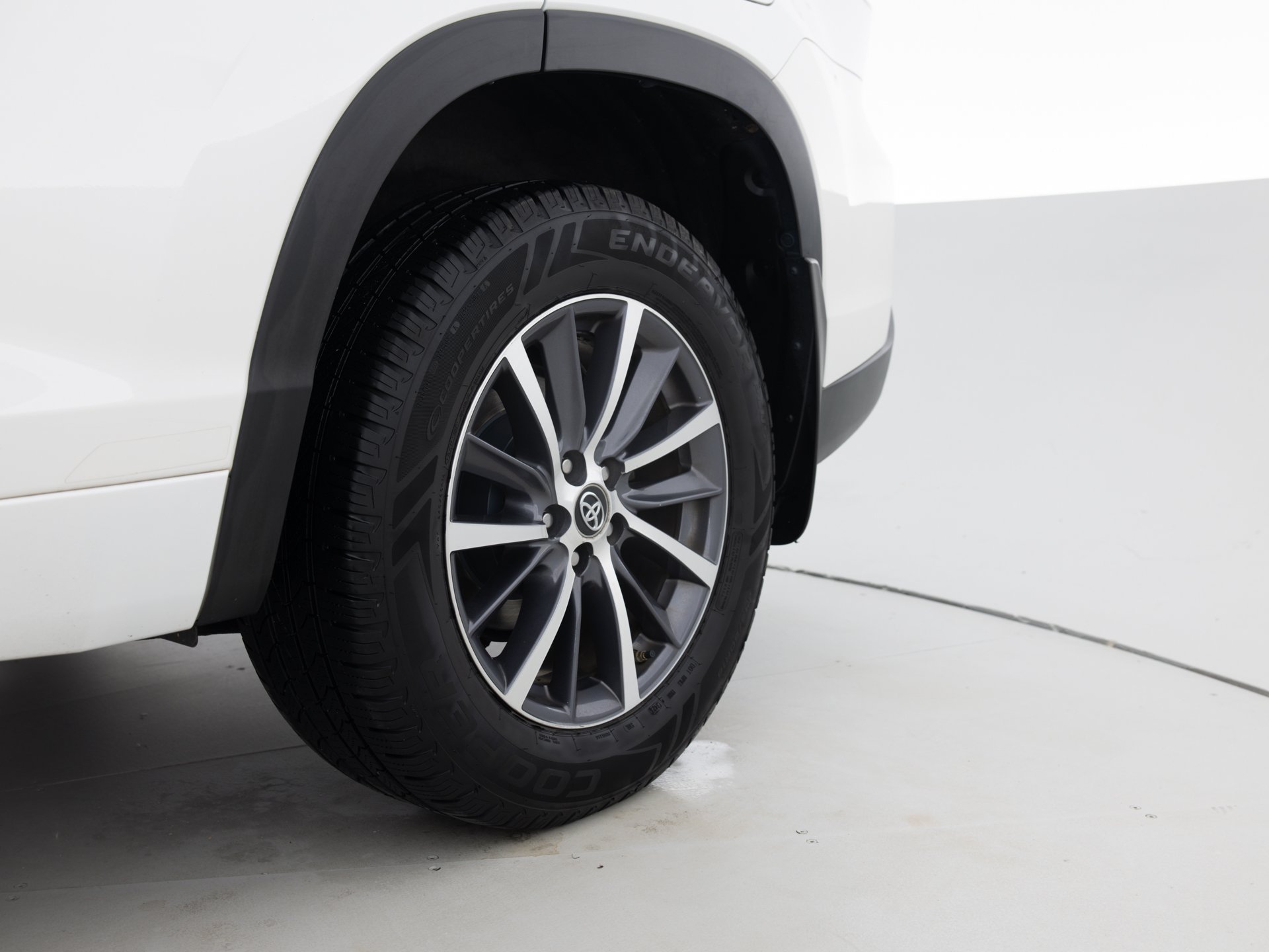 white toyota highlander xle 10