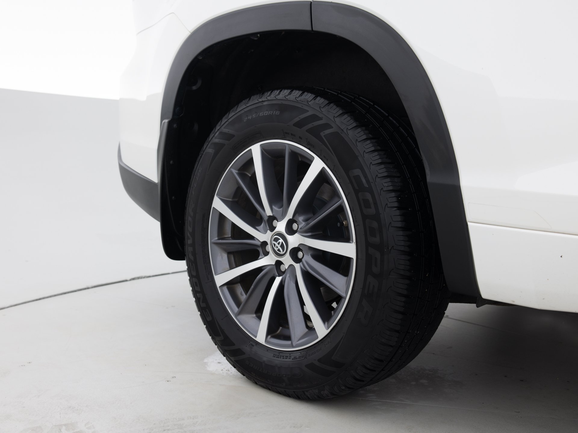 white toyota highlander xle 11