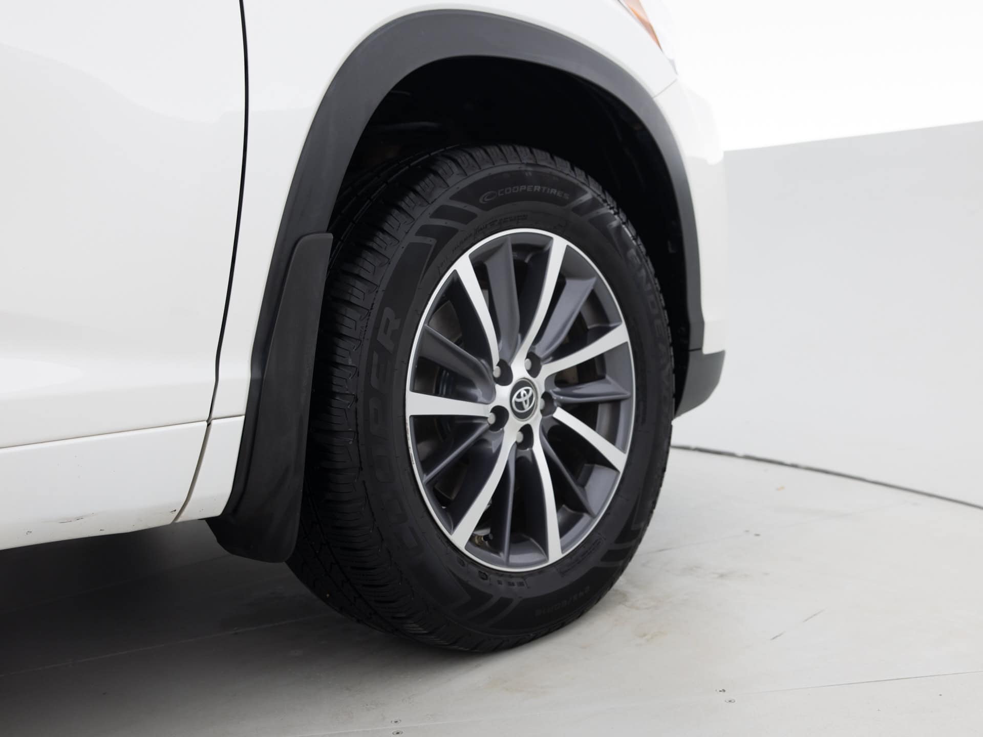 white toyota highlander xle 12