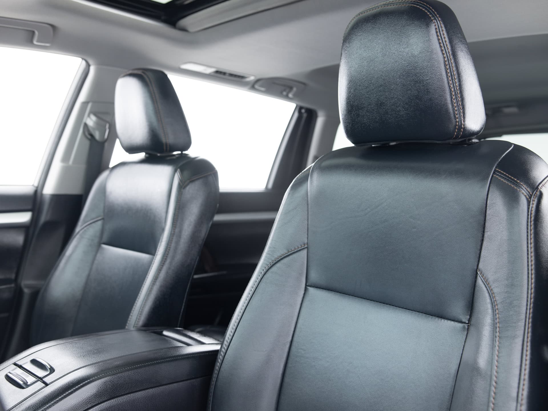 white toyota highlander xle 14