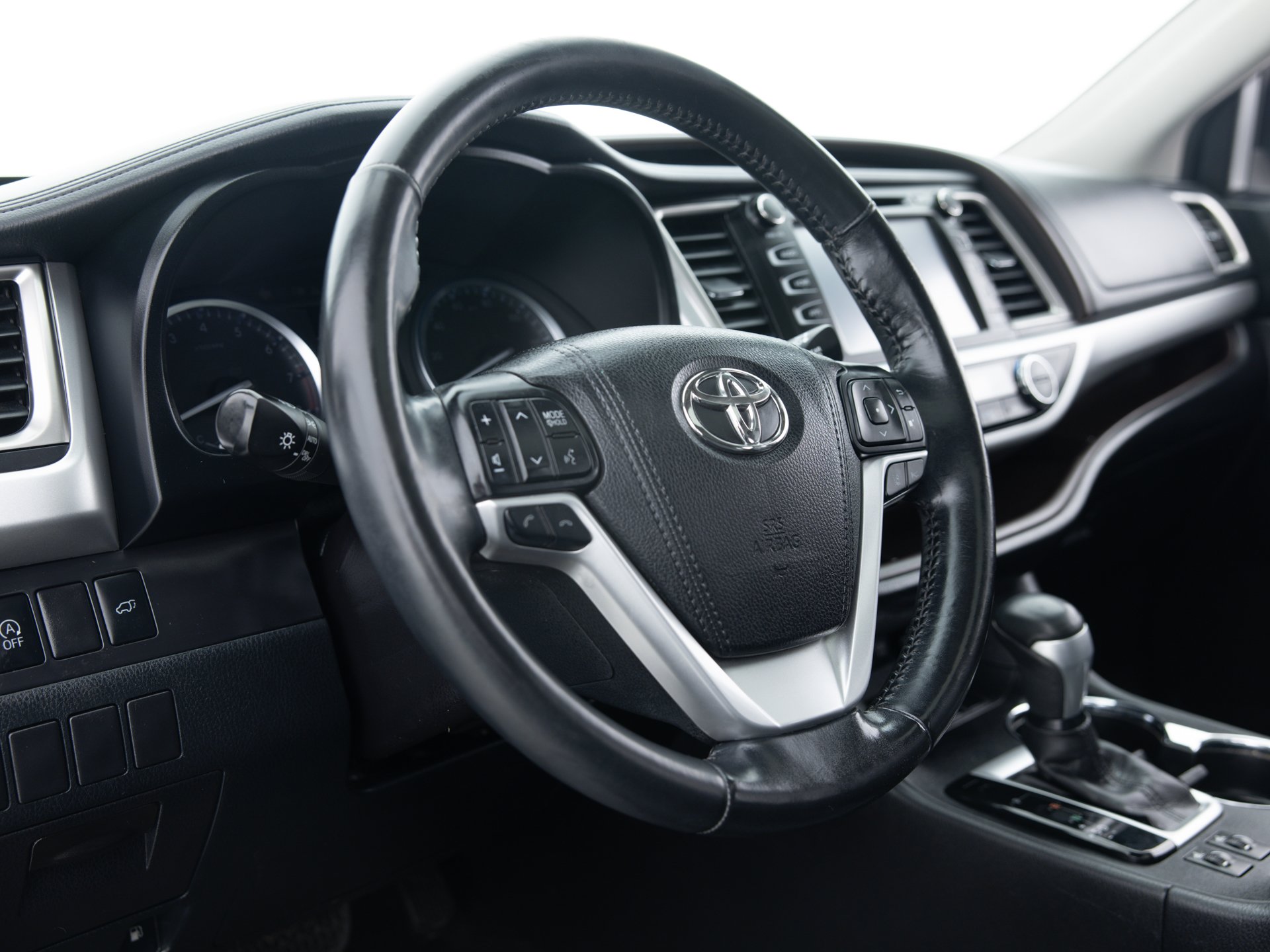 white toyota highlander xle 15