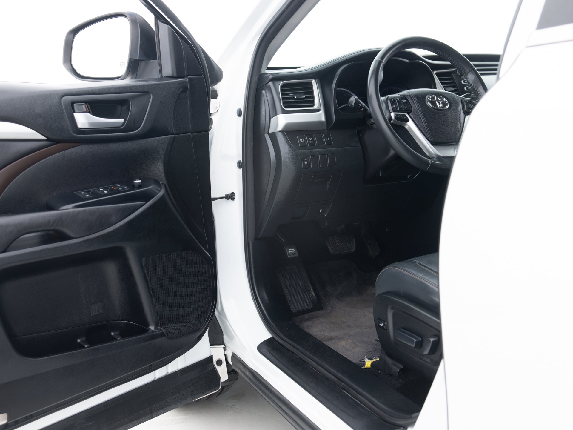white toyota highlander xle 16