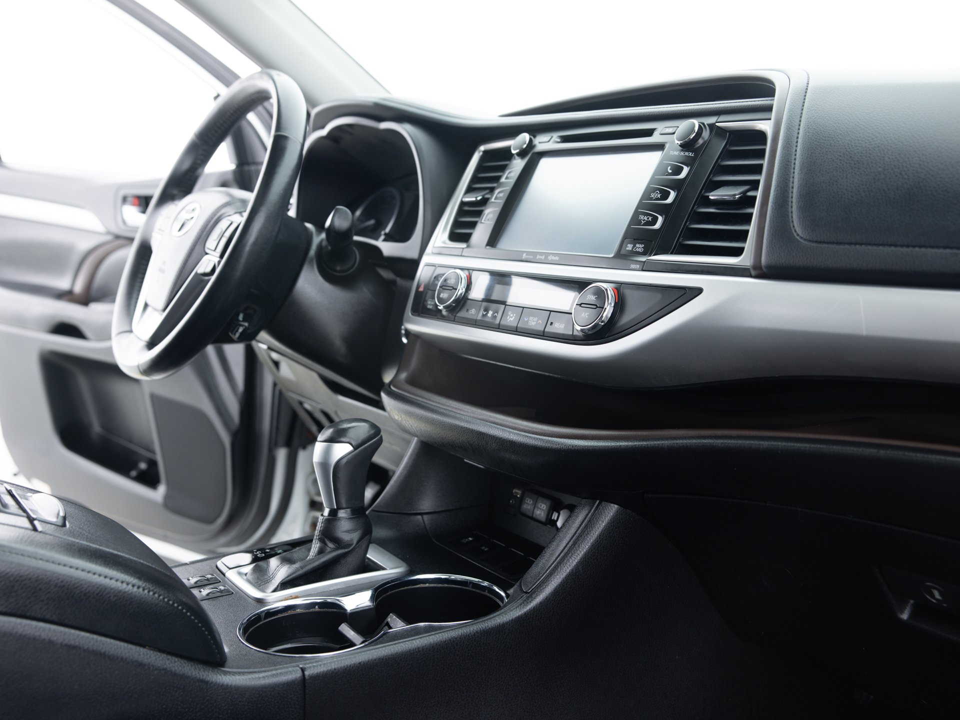 white toyota highlander xle 19