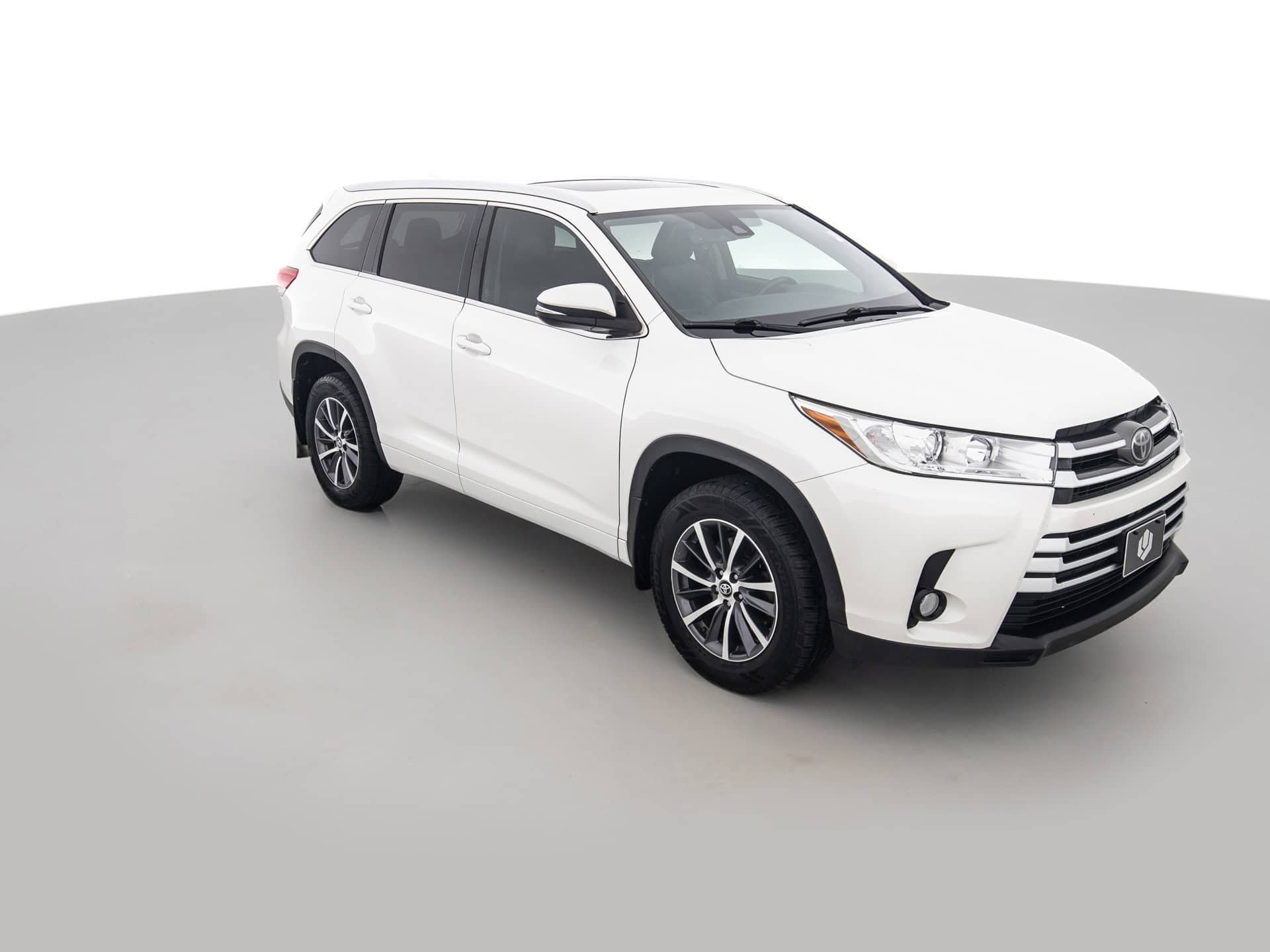 white toyota highlander xle 2