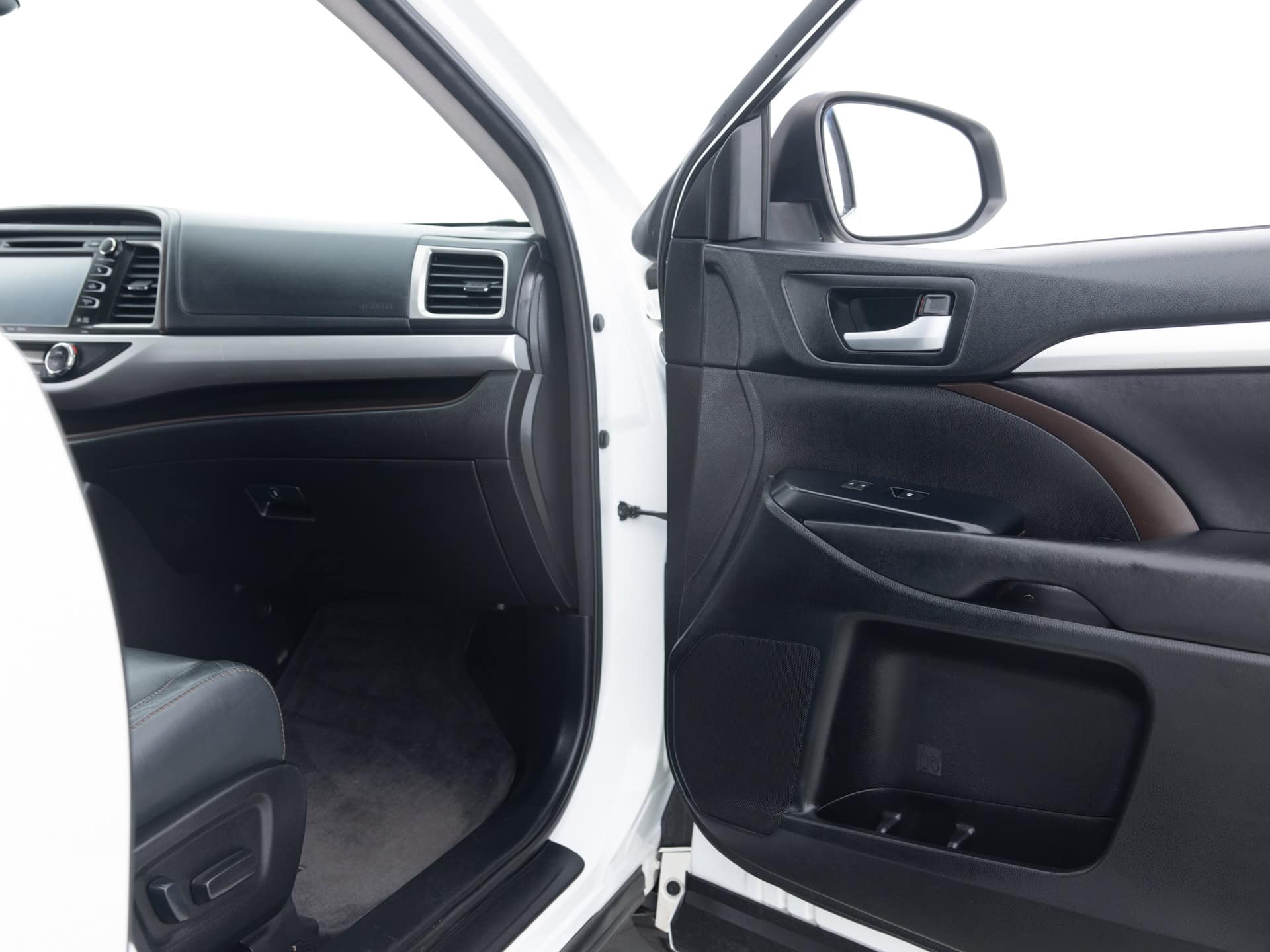 white toyota highlander xle 20