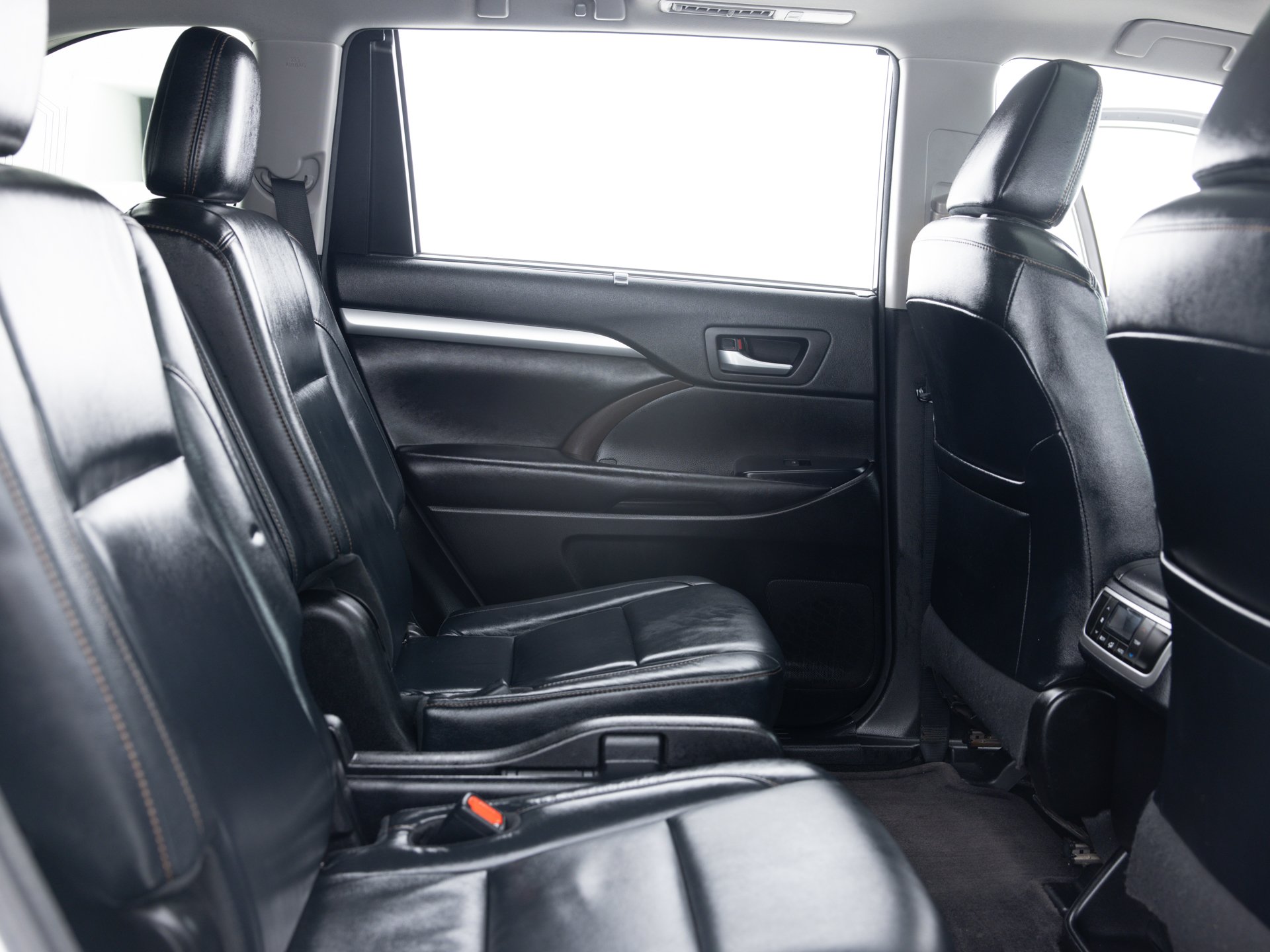 white toyota highlander xle 21