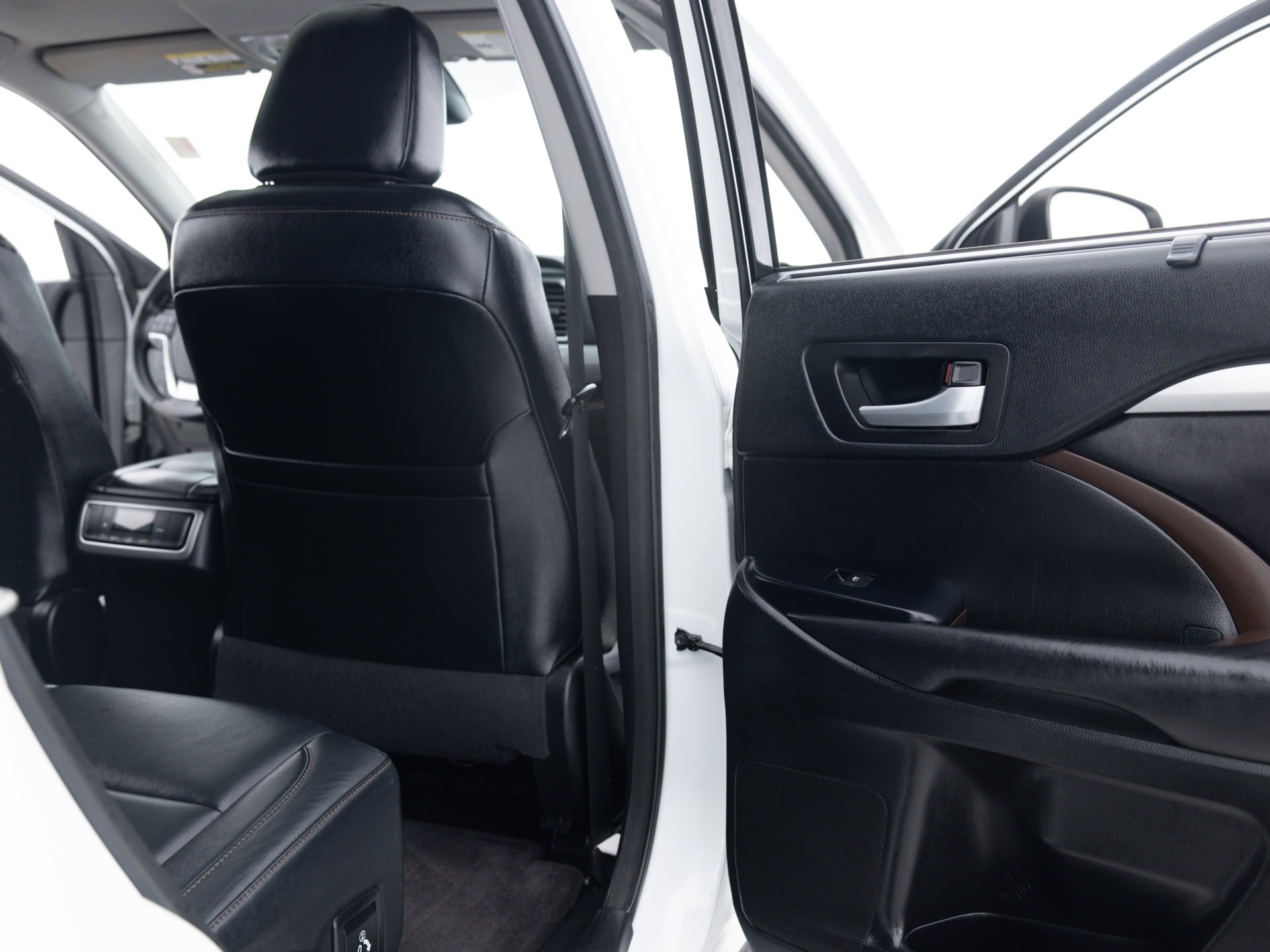 white toyota highlander xle 22