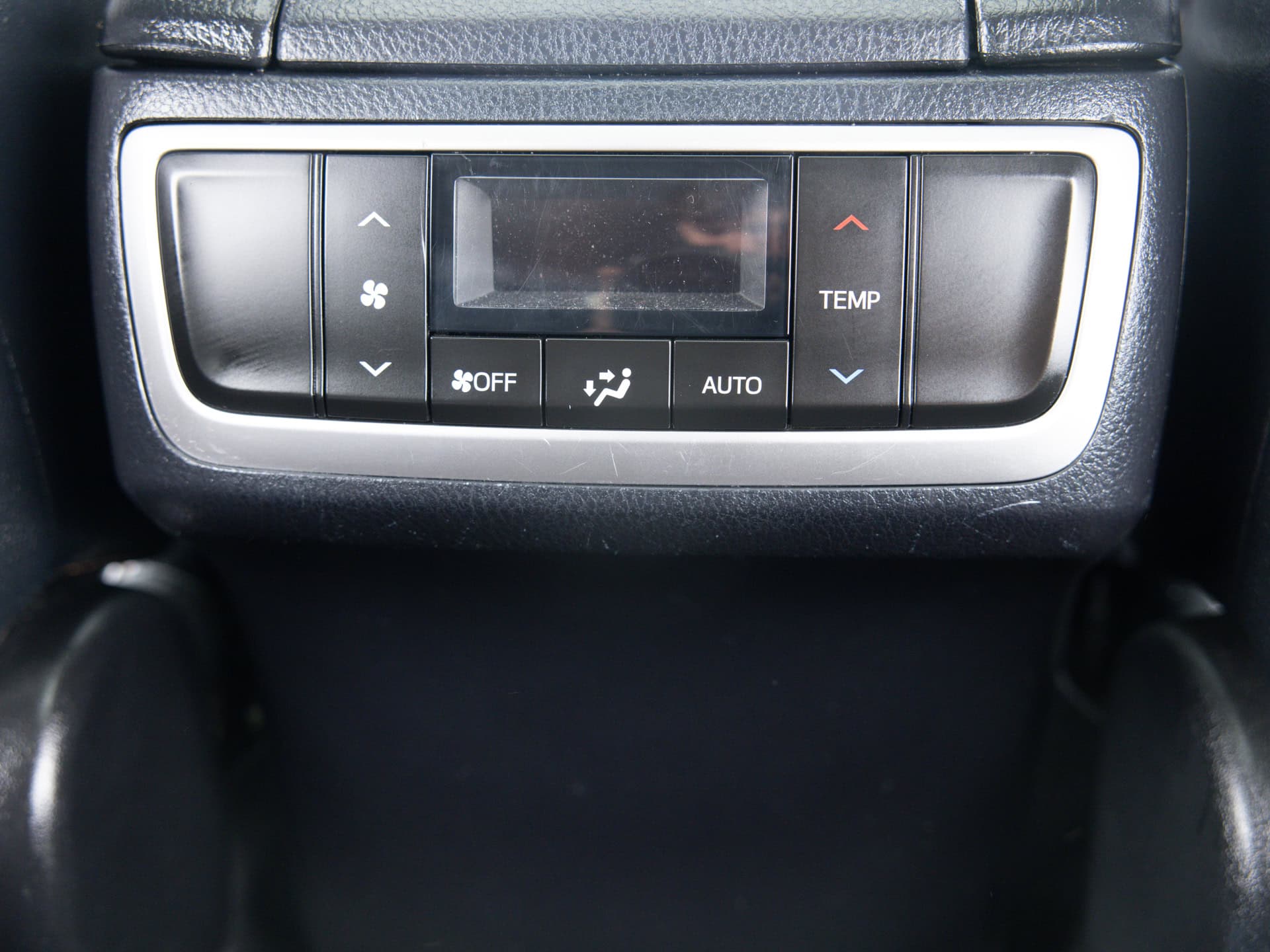 white toyota highlander xle 24