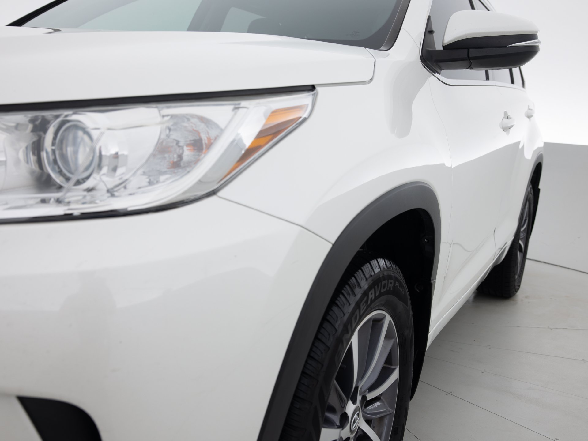 white toyota highlander xle 3