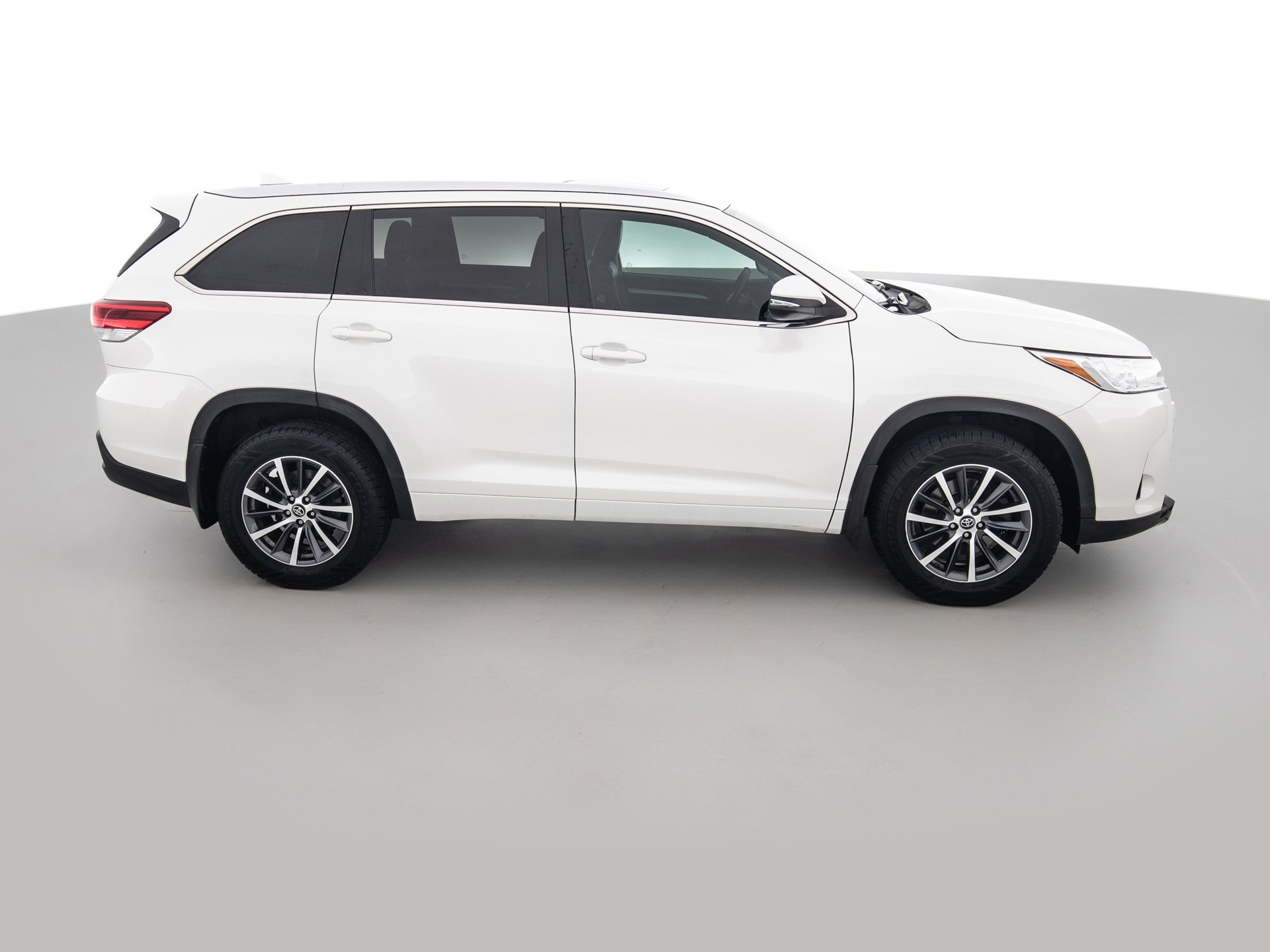 white toyota highlander xle 3