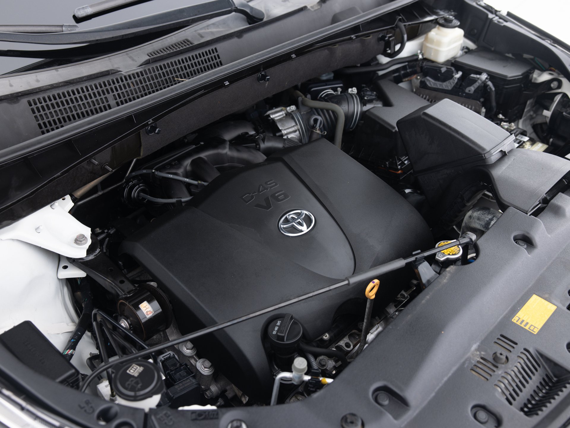 white toyota highlander xle 33