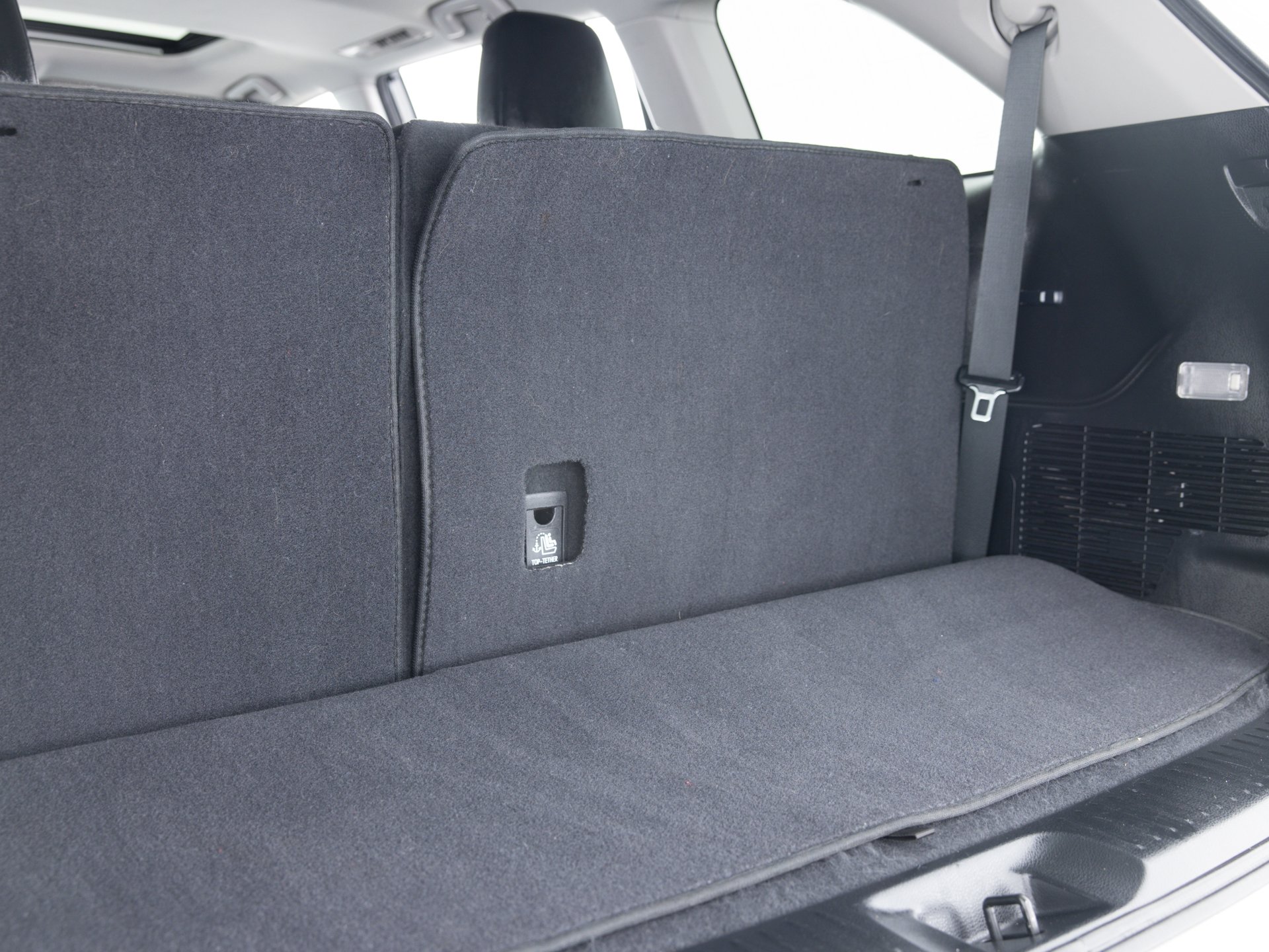 white toyota highlander xle 34