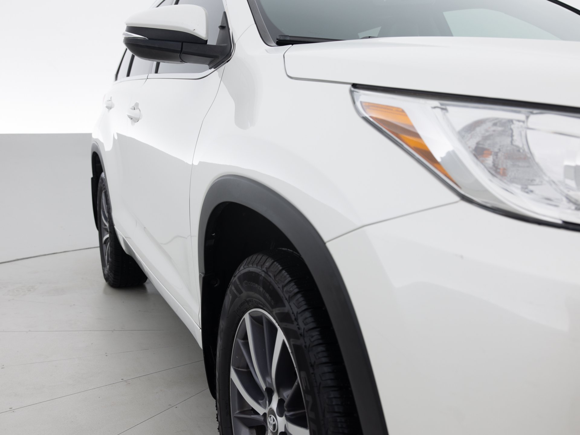 white toyota highlander xle 4