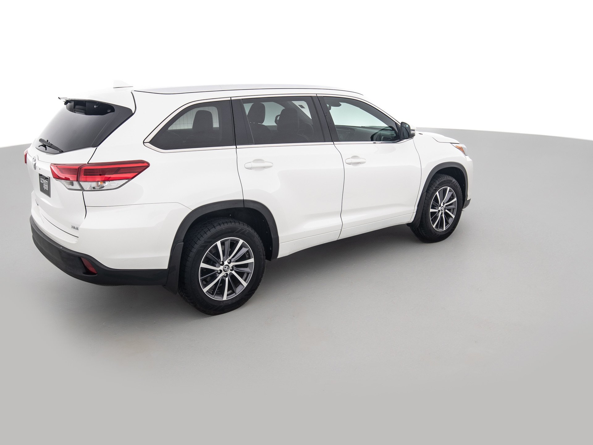 white toyota highlander xle 4