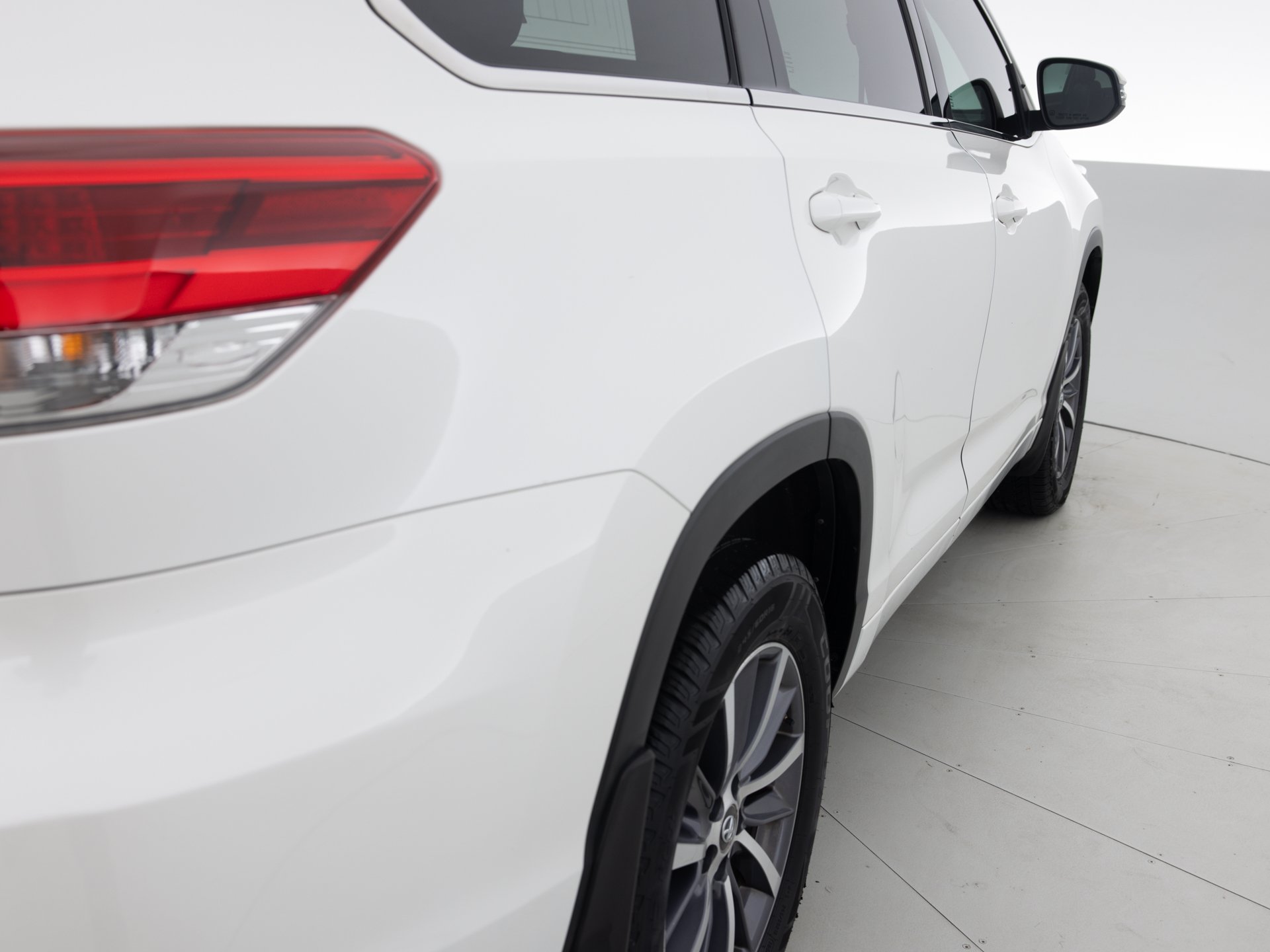 white toyota highlander xle 5