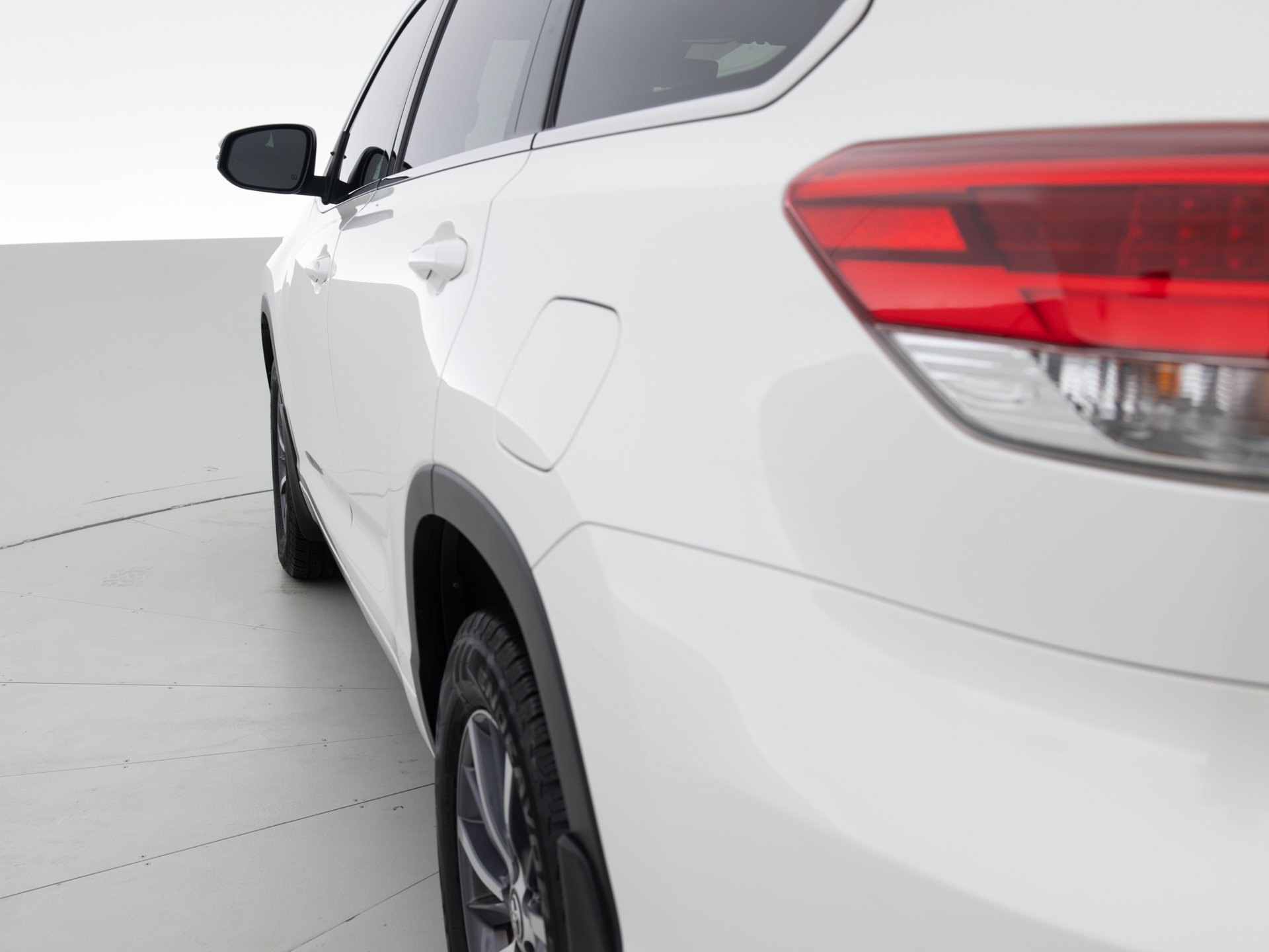 white toyota highlander xle 6