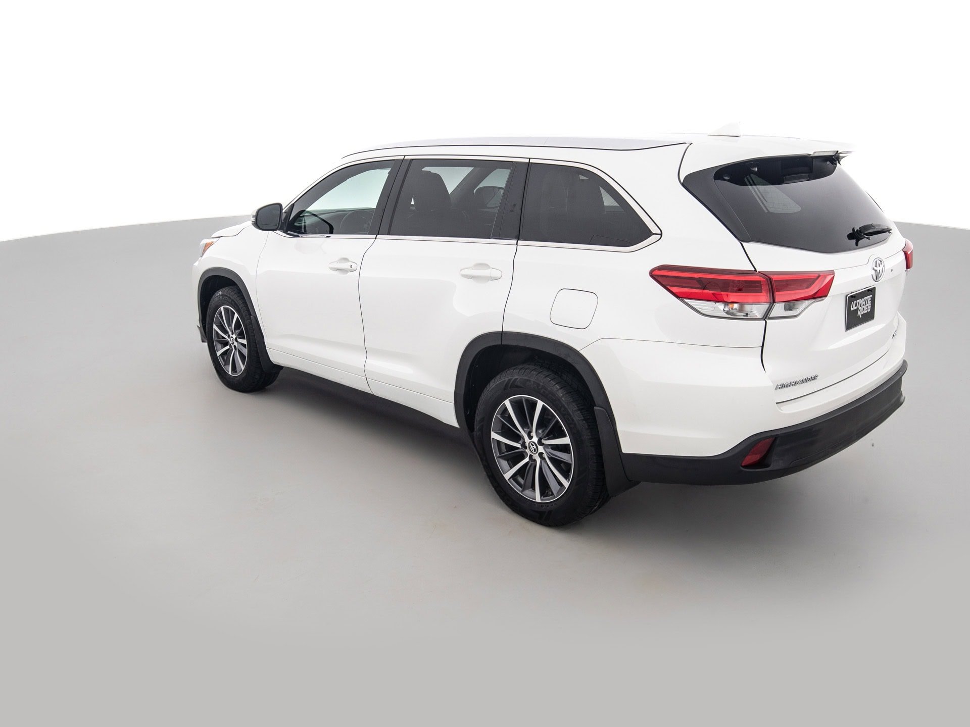 white toyota highlander xle 6
