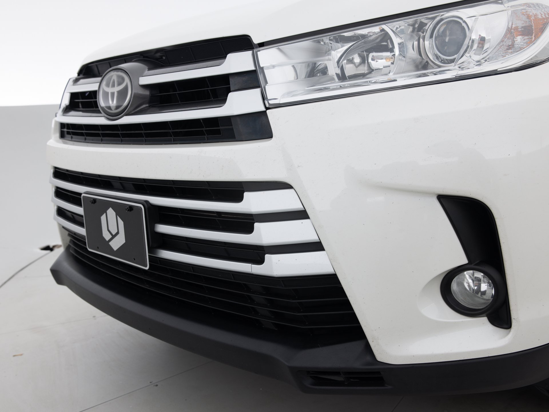 white toyota highlander xle 7
