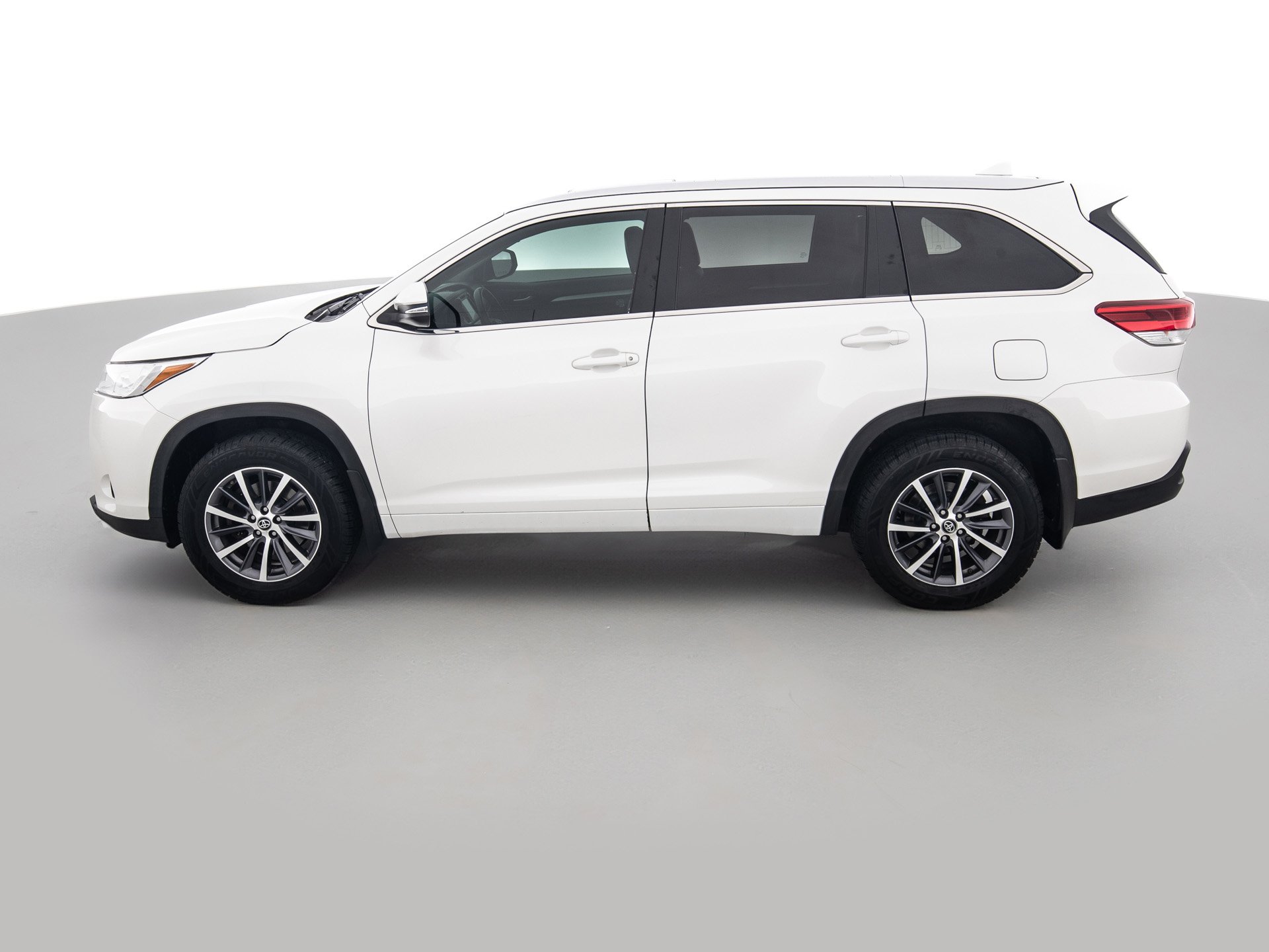 white toyota highlander xle 7