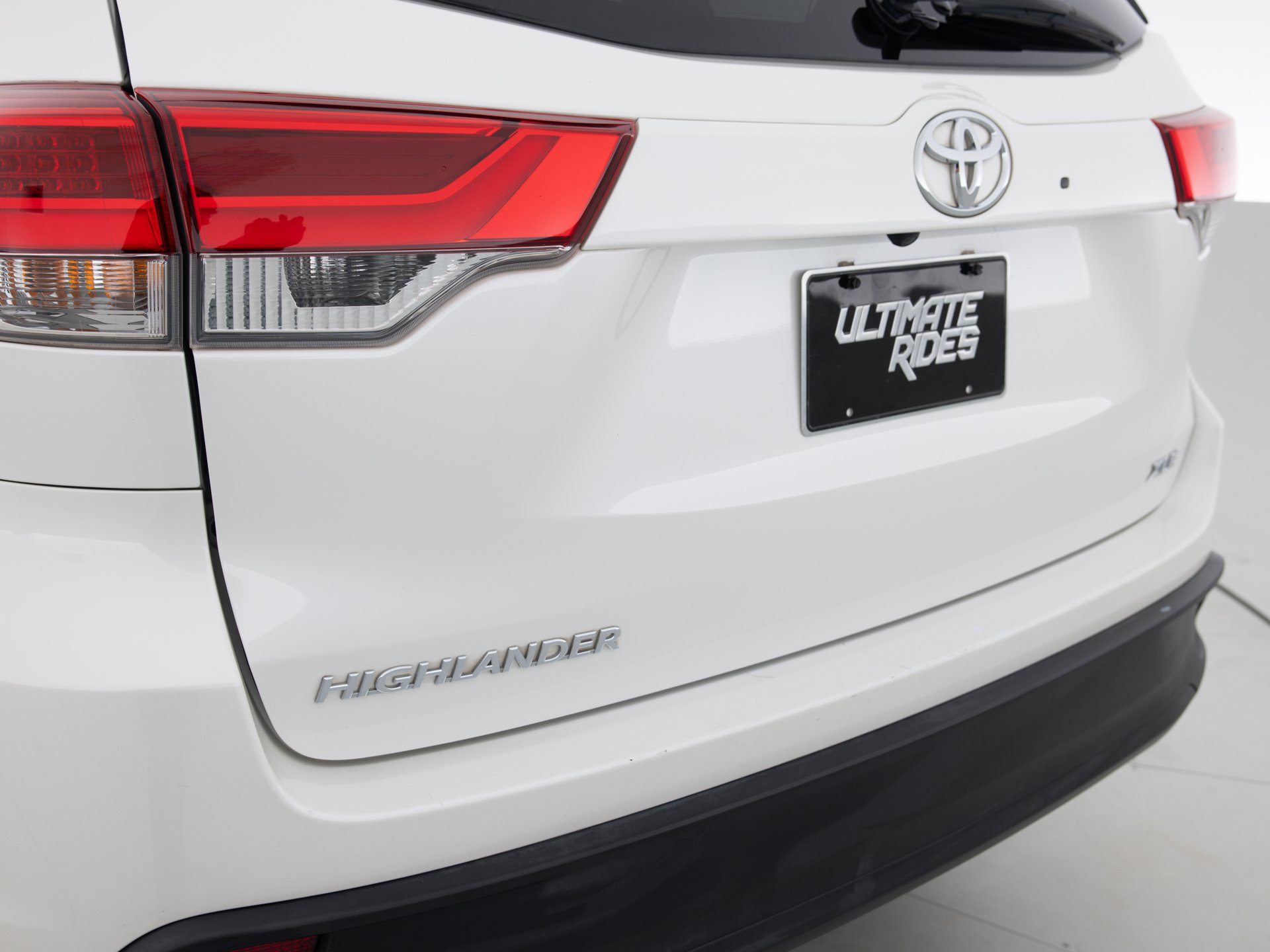 white toyota highlander xle 8