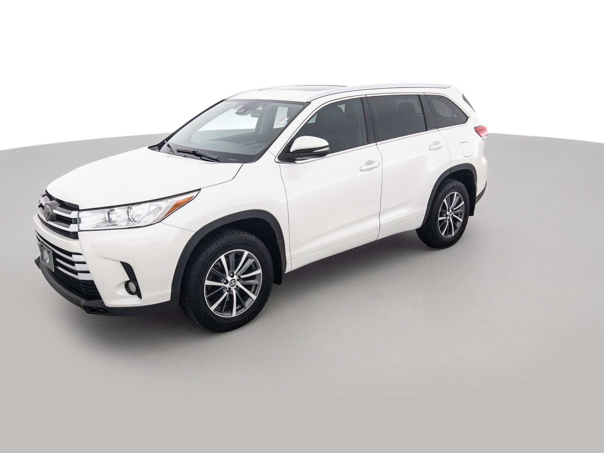 white toyota highlander xle 8