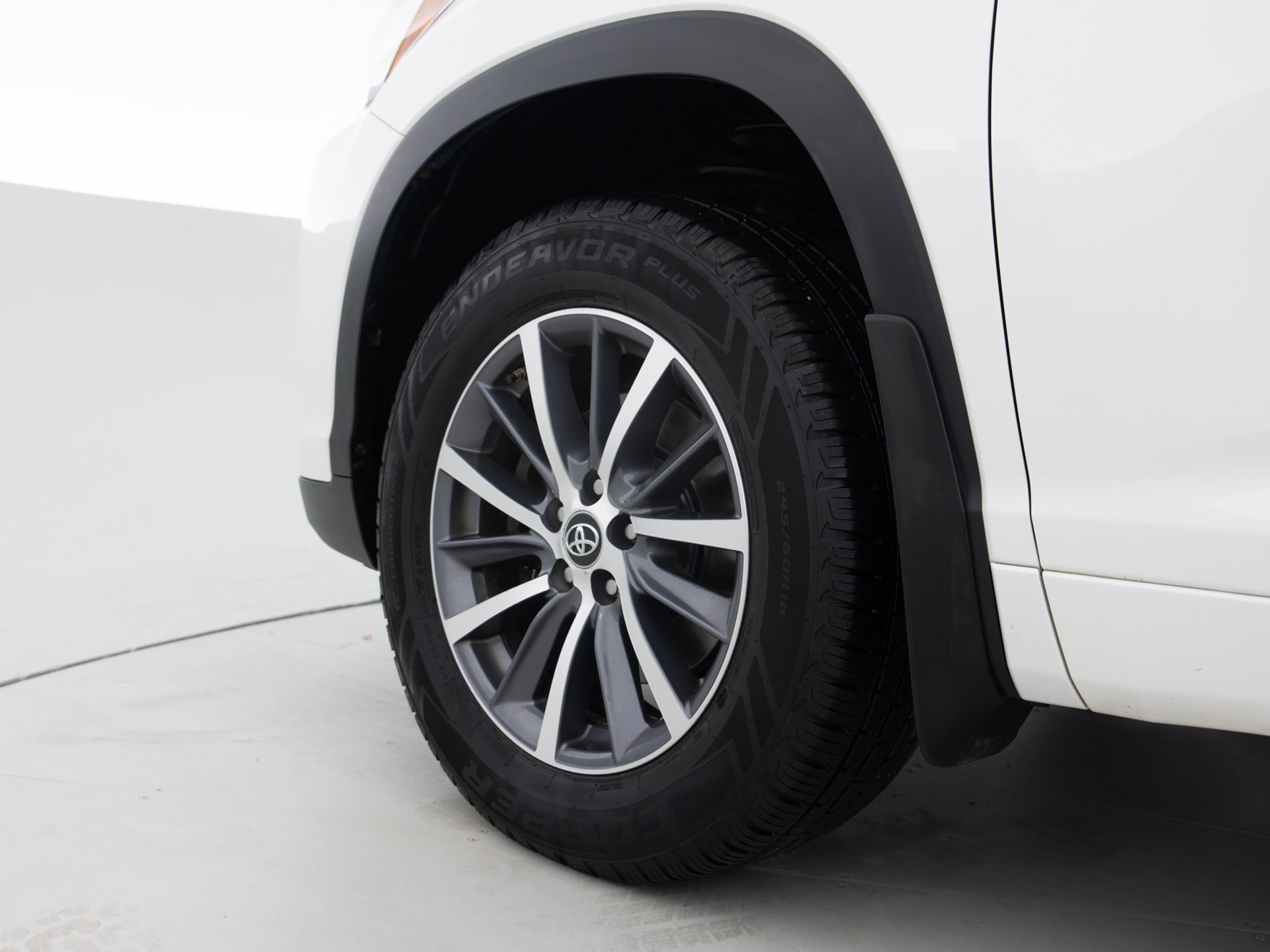 white toyota highlander xle 9